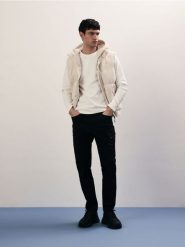 Spodnie cargo slim fit - czarny. Czarne spodnie materiałowe męskie Reserved, bez wzorów, z bawełny. W wyprzedaży za 99.99 zł.