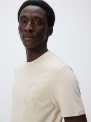 T-shirt slim fit z haftem - beżowy. Brązowe t-shirty męskie Reserved, l, bez wzorów, z dzianiny, bez kołnierzyka. W wyprzedaży za 35.99 zł.