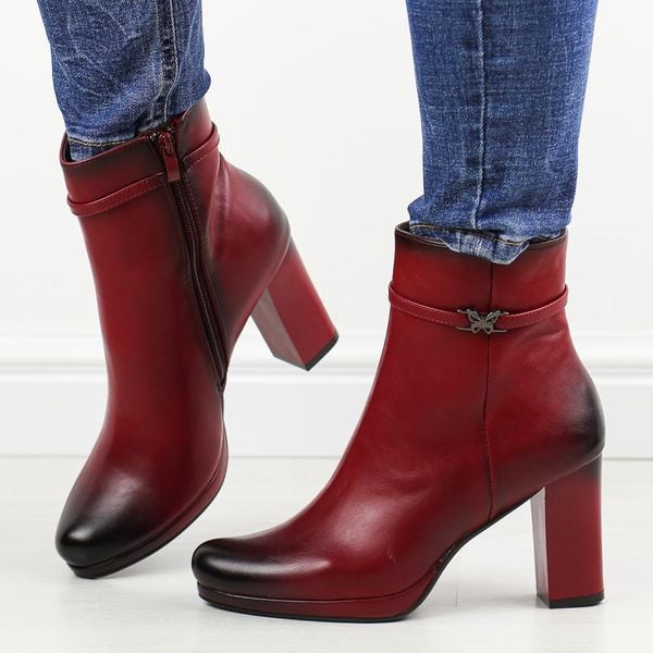 Czerwone botki damskie na słupku M.Daszyński Sa125-22. Czerwone botki damskie M.Daszyński, na jesień, z materiału, eleganckie, bez obcasa, na platformie, bez zapięcia. W wyprzedaży za 188.34 zł.