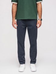Męskie jednolite spodnie chino REGULAR FIT – granatowe V4 - Rozmiar: M. Niebieskie spodnie materiałowe męskie Ombre Clothing, z aplikacjami, z bawełny, biznesowe. Za 339.99 zł.
