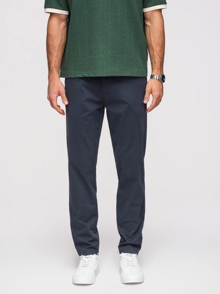 Męskie jednolite spodnie chino REGULAR FIT – granatowe V4 - Rozmiar: XXL. Niebieskie spodnie materiałowe męskie Ombre Clothing, z aplikacjami, z bawełny, biznesowe. Za 339.99 zł.