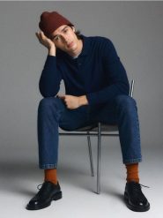 Wełniany sweter polo - granatowy. Niebieskie swetry męskie Reserved, l, bez wzorów, z dzianiny, bez kołnierzyka. Za 199.99 zł.