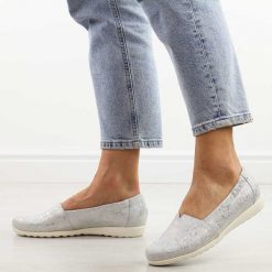Polskie półbuty damskie Dolce Pietro 2107. Białe półbuty damskie Dolce Pietro, bez wzorów, z jeansu, eleganckie, z okrągłym noskiem, bez obcasa. Za 199.00 zł.