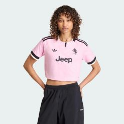 Koszulka wyjazdowa o skróconym fasonie Juventus 26/27. Czarne t-shirty damskie Adidas, l, bez wzorów, z materiału, bez kołnierzyka. Za 369.00 zł.