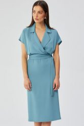 Elegancka sukienka z kołnierzem niebieska. Niebieskie sukienki damskie Sukienki.shop, do pracy, l, bez wzorów, z elastanu, biznesowe, bez kołnierzyka, bez ramiączek, midi, dopasowane. Za 349.00 zł.