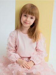 Koszulka z ozdobnymi rękawami - pastelowy róż. Czerwone koszulki dziewczęce Reserved, m, bez wzorów, z bawełny, bez ramiączek. Za 45.99 zł.