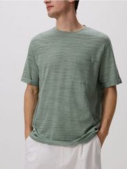 T-shirt comfort z kieszonką - jasnozielony. Zielone t-shirty męskie Reserved, l, bez wzorów, z bawełny, bez kołnierzyka. W wyprzedaży za 49.99 zł.
