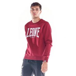 Męska bluza basic z dużym logo i okrągłym dekoltem. Czerwone bluzy bez kaptura męskie LEONE 1947 APPAREL, bez wzorów, z tkaniny, sportowe, bez kołnierzyka, bez ramiączek. Za 124.20 zł.