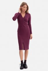Bawełniana sukienka dzianinowa ołówkowa z dekoltem V fiolet. Sukienki damskie Bewear, do pracy, m, bez wzorów, z bawełny, biznesowe, bez kołnierzyka, bez ramiączek, ołówkowe. Za 249.00 zł.
