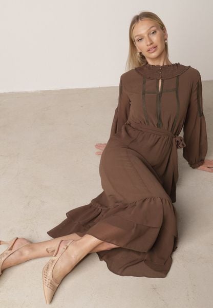 Brązowa Rozkloszowana Sukienka Ozdobiona Falbanami Paskiem i Guzikami Nevissia. Brązowe sukienki damskie Born2be, na co dzień, l, bez wzorów, z materiału, eleganckie, bez kołnierzyka, bez ramiączek, maxi, dopasowane. Za 169.99 zł.