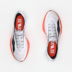 Buty do biegania męskie Kiprun Kipstorm Tempo. Białe obuwie do biegania damskie KIPRUN. Za 549.99 zł.