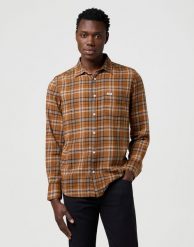 MESKA KOSZULA WRANGLER 1 PKT SHIRT BROWN BLACK 112371404. Brązowe koszule męskie Wrangler, m, bez wzorów, bez kołnierzyka, bez ramiączek. Za 189.99 zł.