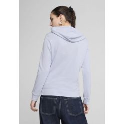 Damska bluza z kapturem z logo No.1 ESS PUMA Cool Weather Blue. Niebieskie bluzy z kapturem damskie Puma, l. W wyprzedaży za 104.00 zł.