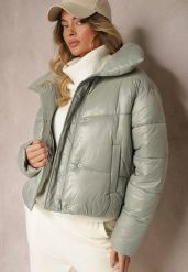 Jasnozielona Puchowa Kurtka z Pikowanymi Przeszyciami Wywiniętym Kołnierzem i Kieszeniami Melabine. Zielone kurtki damskie Renee, l, bez wzorów, z jeansu, bez kaptura. Za 144.99 zł.