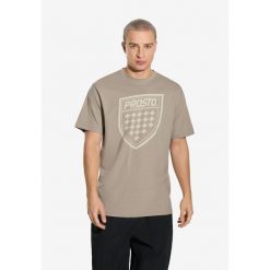Koszulka sportowa męska Prosto Shield z krótkim rękawem. Brązowe spodnie dresowe męskie Prosto., bez wzorów, z dresówki. W wyprzedaży za 86.99 zł.