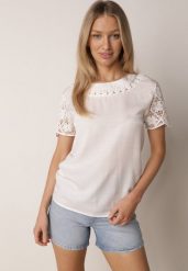 Biała Bluzka Ozdobiona Ażurowymi Rękawkami Kelnila. Białe bluzki damskie Born2be, m, w ażurowe wzory, z jeansu, biznesowe, bez kołnierzyka, bez ramiączek. Za 59.99 zł.