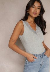Ciemnoszary Top z Bawełny z Koronkową Wstawką Arivara. Szare topy damskie Renee, l, z aplikacjami, z bawełny, bez kołnierzyka. Za 14.99 zł.
