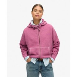 Bluza Essential Logo Overdyed Zh. Czerwone bluzy bez kaptura damskie Superdry., bez wzorów, bez ramiączek, bez kaptura. W wyprzedaży za 278.95 zł.