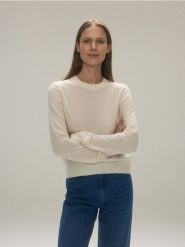 Sweter z wełny merino - złamana biel. Swetry klasyczne damskie Reserved, l, z wełny, bez kołnierzyka. W wyprzedaży za 159.99 zł.