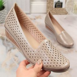 Półbuty damskie połyskujące na koturnie ażurowe beżowe Potocki SZ12018. Brązowe czółenka damskie POTOCKI, w ażurowe wzory, ze skóry ekologicznej, eleganckie, bez obcasa, na koturnie. Za 189.99 zł.