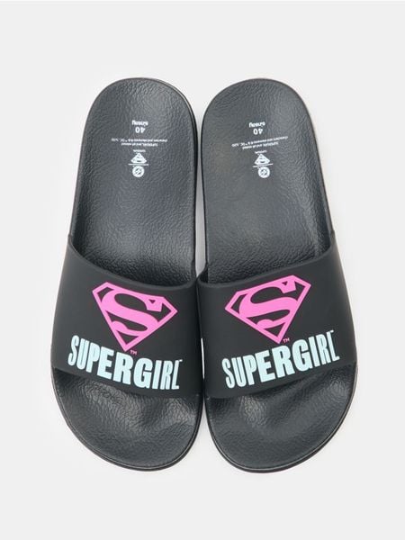 Klapki Supergirl - czarny. Czarne klapki damskie Sinsay, bez wzorów, bez obcasa. Za 29.99 zł.