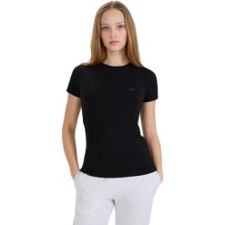 Koszulka damska 4F - krótki rękaw, dopasowany krój, miękki jersey. Czarne t-shirty damskie 4f, xs, bez wzorów, z bawełny, bez kołnierzyka. Za 38.99 zł.