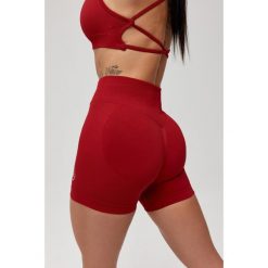 Damskie spodenki bezszwowe Rough Radical Seamless Glow Shorts. Czerwone szorty damskie ROUGH RADICAL, bez wzorów, sportowe. Za 129.90 zł.