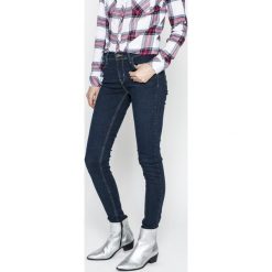 Levi's - Jeansy 710. Niebieskie jeansy damskie Levi's. W wyprzedaży za 159.90 zł.