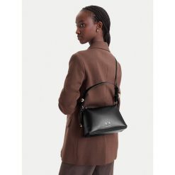 Torebka Armani Exchange. Czarne torebki klasyczne damskie Armani Exchange, bez wzorów, bez dodatków. Za 614.99 zł.