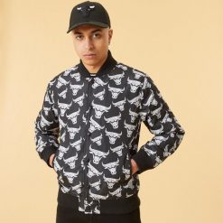 Kurtka z logo Chicago Bulls. Czarne kurtki męskie New Era, m, bez wzorów, z materiału, bez kaptura. Za 415.70 zł.