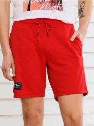 Szorty wiązane w talii z ozdobnym napisem - czerwony. Czerwone szorty męskie Sinsay, bez kołnierzyka. Za 29.99 zł.
