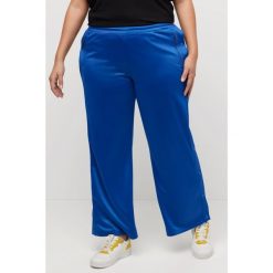 Damskie Spodnie joggingowe guziki szerokie nogawki materiał z recyklingu. Niebieskie spodnie sportowe damskie Ulla Popken, plus size, z materiału. Za 294.99 zł.