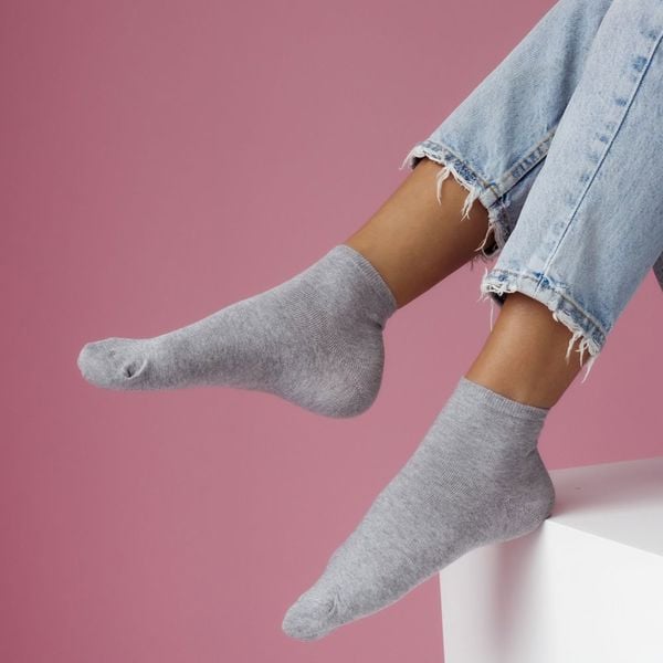 Skarpetki damskie bawełniane FIT SHORT GR 846. Szare skarpetki damskie Milena, bez wzorów, z bawełny. Za 12.00 zł.