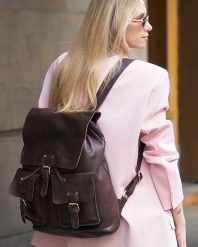 Elegancki plecak damski A4 ze skóry naturalnej - MARCO MAZZINI czekoladowy brąz. Brązowe plecaki damskie bez wzorów, ze skóry, eleganckie. Za 559.00 zł.