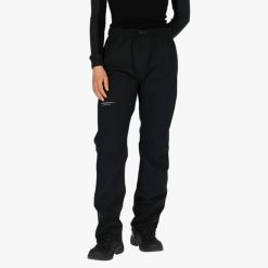 Spodnie shell turystyka damska Swedemount Abisko Shell Rain Pants wodoodporna. Czarne spodnie dresowe damskie SWEDEMOUNT, na lato, bez wzorów. Za 299.99 zł.