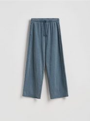 Spodnie z bawełną - granatowy. Niebieskie spodnie materiałowe damskie Reserved, bez wzorów, z bawełny. Za 99.99 zł.