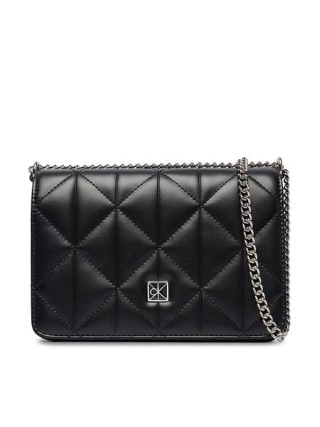 Calvin Klein Torebka Quilted Mini Chain Bag LV04F3321G Czarny. Czarne torebki klasyczne damskie CALVIN KLEIN, bez wzorów, ze skóry, wizytowe, bez kołnierzyka, bez ramiączek. Za 399.99 zł.