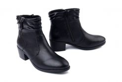 RIEKER 73981-00 black, botki damskie. Czarne botki damskie Rieker, z polaru, bez obcasa, na obcasie, bez zapięcia. Za 240.44 zł.