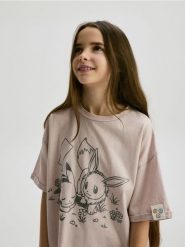 Bawełniany t-shirt Pokemon - lawendowy. Fioletowe koszulki dziewczęce Reserved, bez wzorów, z bawełny, bez ramiączek. W wyprzedaży za 35.99 zł.