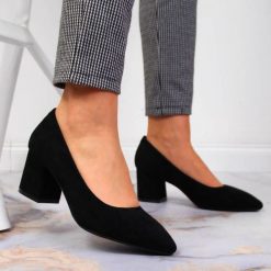 Czółenka na obcasie zamszowe czarne Sergio Leone PB411. Czarne czółenka damskie Sergio Leone, bez wzorów, ze skóry ekologicznej, bez obcasa, na obcasie. Za 119.99 zł.