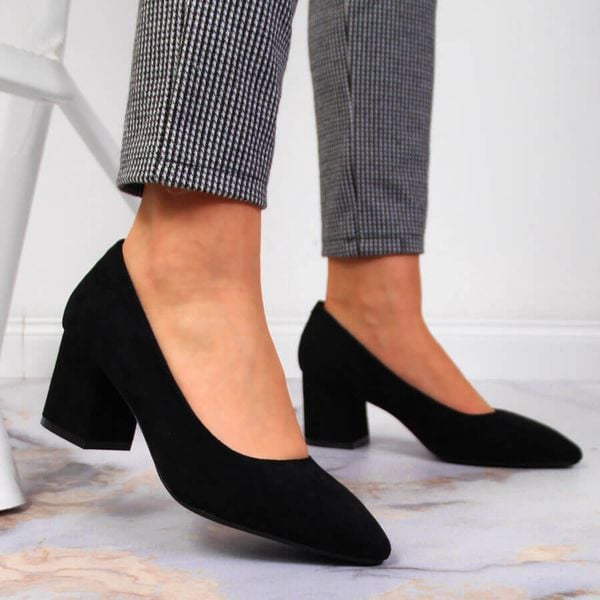 Czółenka na obcasie zamszowe czarne Sergio Leone PB411. Czarne czółenka damskie Sergio Leone, bez wzorów, ze skóry ekologicznej, bez obcasa, na obcasie. Za 119.99 zł.