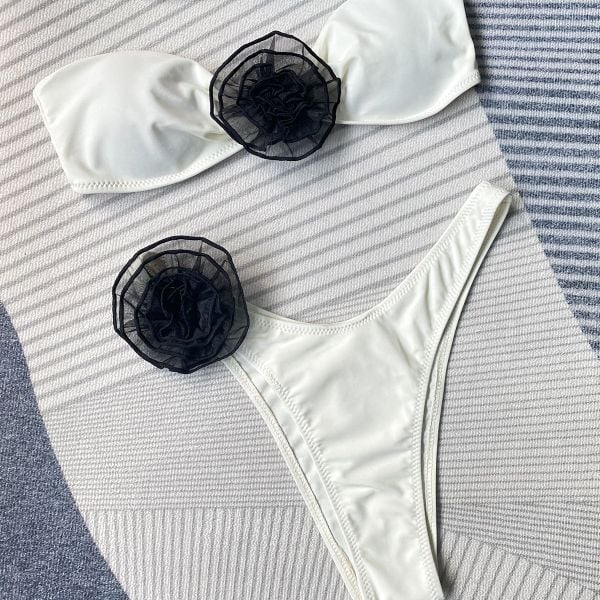 Bikini bez ramiączek z kwiatowym wzorem na lato Corella. Czerwone bikini damskie Intica, bez wzorów. W wyprzedaży za 159.00 zł.