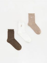 Długie skarpetki z haftem 3 pack - brązowy. Brązowe skarpetki damskie Reserved, bez wzorów. Za 39.99 zł.