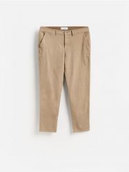 Spodnie slim fit z lyocellem - beżowy. Brązowe spodnie materiałowe męskie Reserved, bez wzorów, z lyocellu. Za 149.99 zł.
