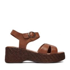 Sandały Lasocki. Brązowe sandały damskie Lasocki, bez wzorów, bez obcasa, na koturnie. Za 179.99 zł.
