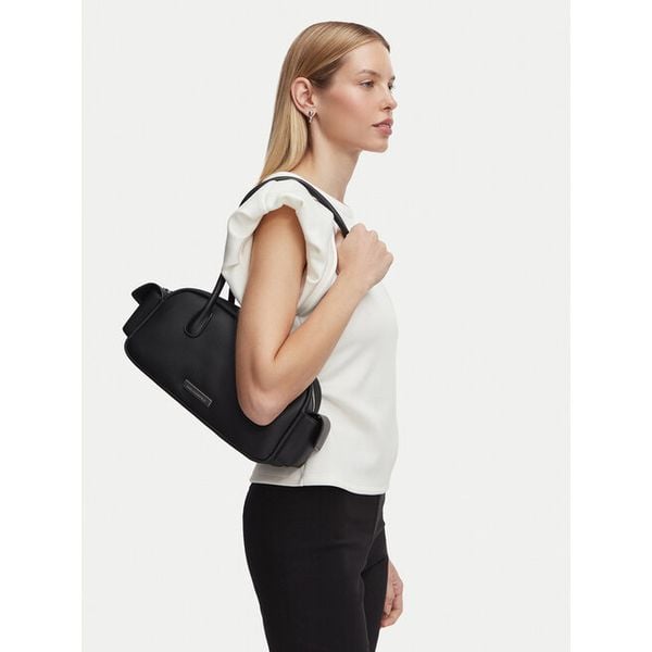 Torebka KARL LAGERFELD. Czarne torebki klasyczne damskie Karl Lagerfeld, bez wzorów, bez dodatków. Za 849.99 zł.