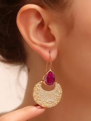 L'Atelier de Gaia Pozłacane kolczyki z agatem rozmiar: onesize. Różowe kolczyki damskie L'Atelier de Gaia, z agatem, pozłacane, z zapięciem typu bigiel. Za 56.99 zł.