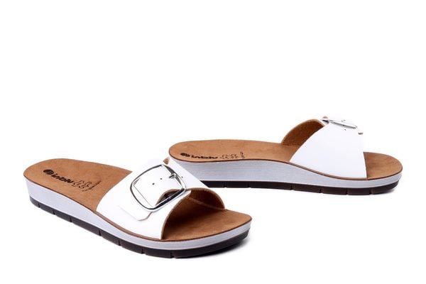 INBLU CP-55 001 biały, klapki damskie. Białe klapki damskie Inblu, bez wzorów, bez obcasa. Za 77.99 zł.