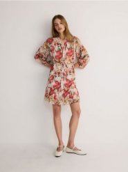 Sukienka mini - kremowy. Białe sukienki damskie Reserved, na co dzień, l, bez wzorów, z tkaniny, bez kołnierzyka, bez ramiączek, mini, proste. W wyprzedaży za 59.99 zł.