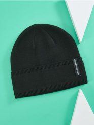 Czapka - czarny. Czarne czapki męskie Sinsay, z aplikacjami. Za 19.99 zł.